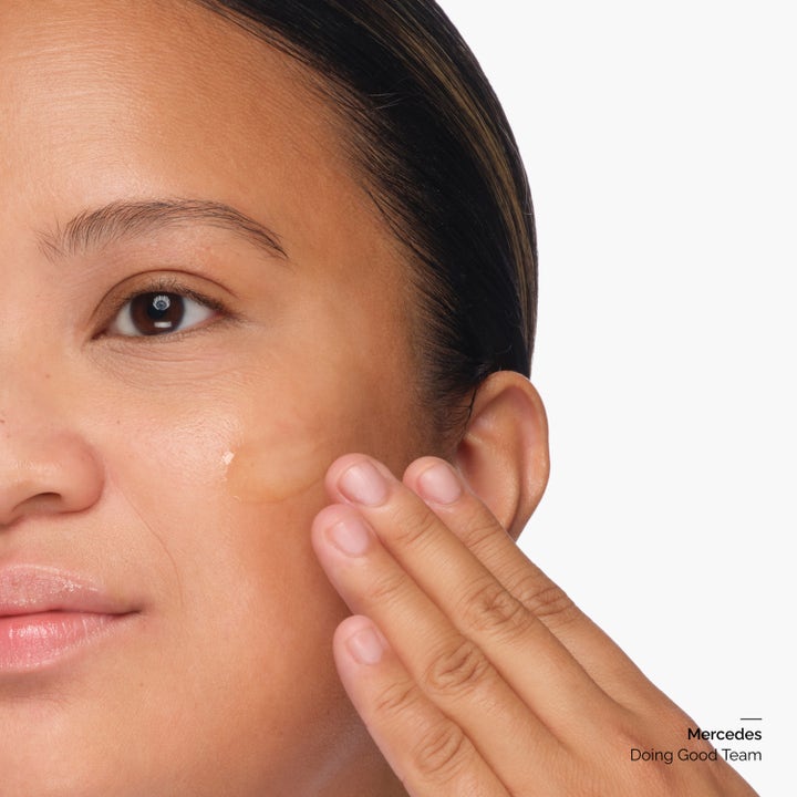 The Ordinary Multi-Antioxidant Radiance Serum 30 ml giver glød her vist som en let dråbe påført på en kind.