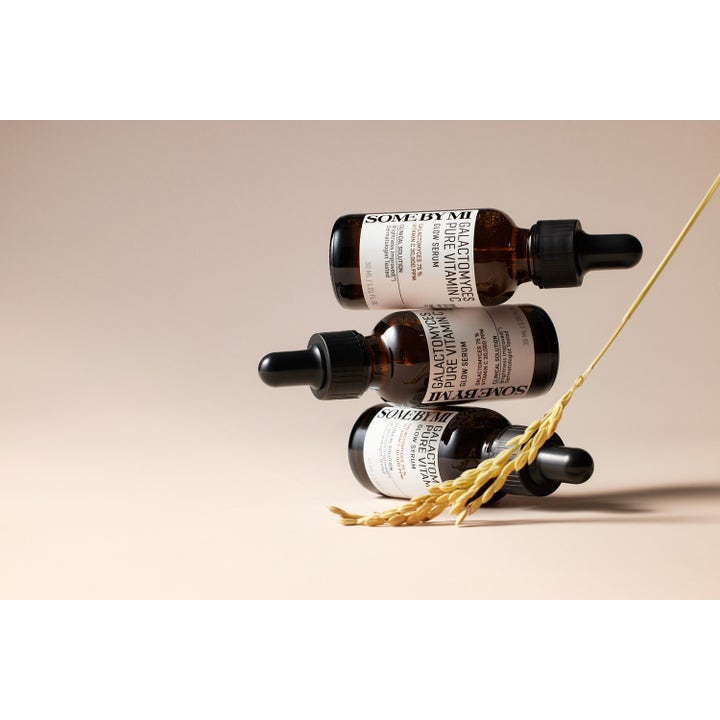 Some By Mi Galactomyces Pure Vitamin C Glow Serum 30 ml glødgivende serum i mørke glasflasker ved et kornstrå.