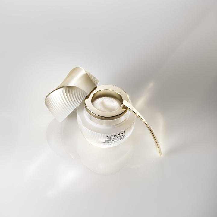Sensai Total Form Expert Cream 50 ml opstrammende ansigtscreme i elegant glaskrukke med guldspatel