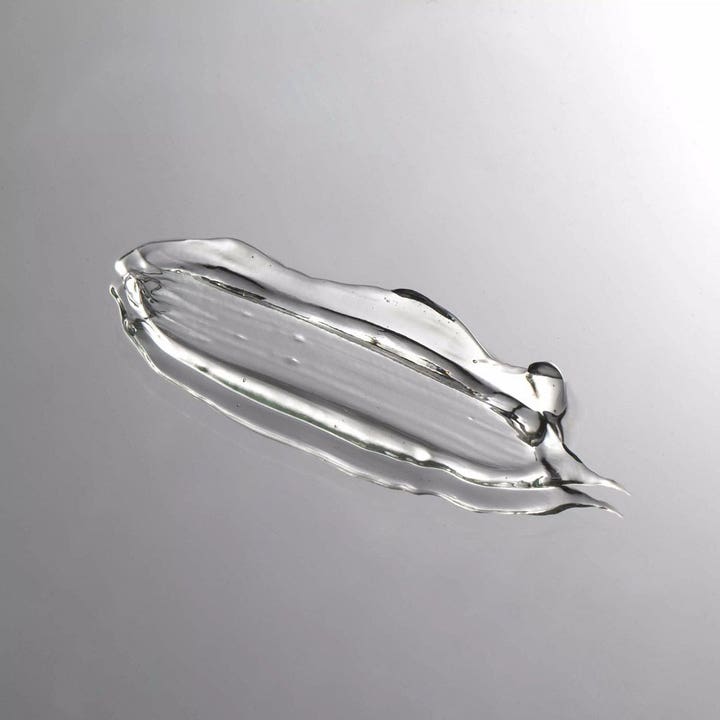 Swiss Clinic Rejuvenating Serum X3 30 ml fugtgivende ansigtsserum viser en klar og glat geltekstur.
