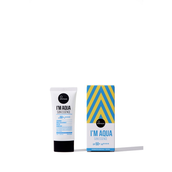 Suntique I'm Aqua Sun Essence 50 ml fugtgivende solcreme i hvid tube og æske med blå og gule striber og SPF 50+