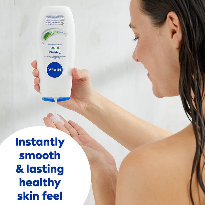 NIVEA Shower Summer Creme Aloe 250 ml plejende bodyshampoo i hvid flaske hældes ud i hånden på en kvinde