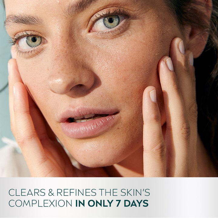 NIVEA Derma Skin Clear Night Exfoliator 40 ml eksfolierende natcreme på kvinde med renere hud på 7 dage