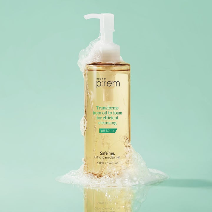 Make Prem Safe Me Oil To Foam Cleanser 200 ml ansigtsrens i klar flaske dækket af luftigt hvidt renseskum