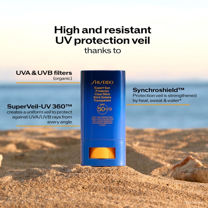 Shiseido Global Sun Care Clear Stick SPF50+ 20 g beskyttende solstift med Synchroshield stående på lyst sand.