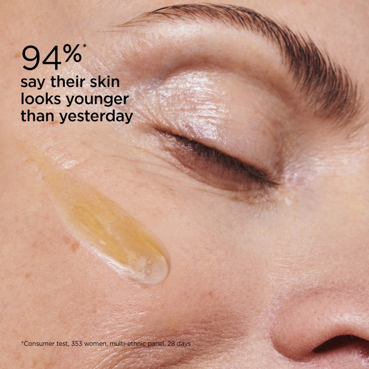 Clarins Double Serum 50 ml ansigtsserum giver yngre hud vist som tekstur på kind med teksten 94% ser yngre ud