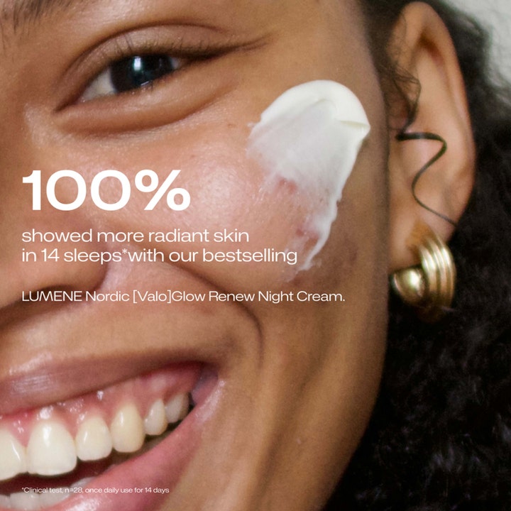Lumene Nordic-C Glow Renew Night Cream 50 ml giver glød til ansigtet påført som en cremet hvid tekstur.