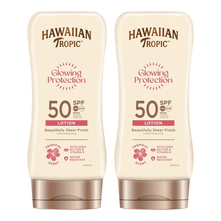 Hawaiian Tropic Glowing Protection SPF 50 solcreme der giver glød i to beige flasker med bronzefarvede låg