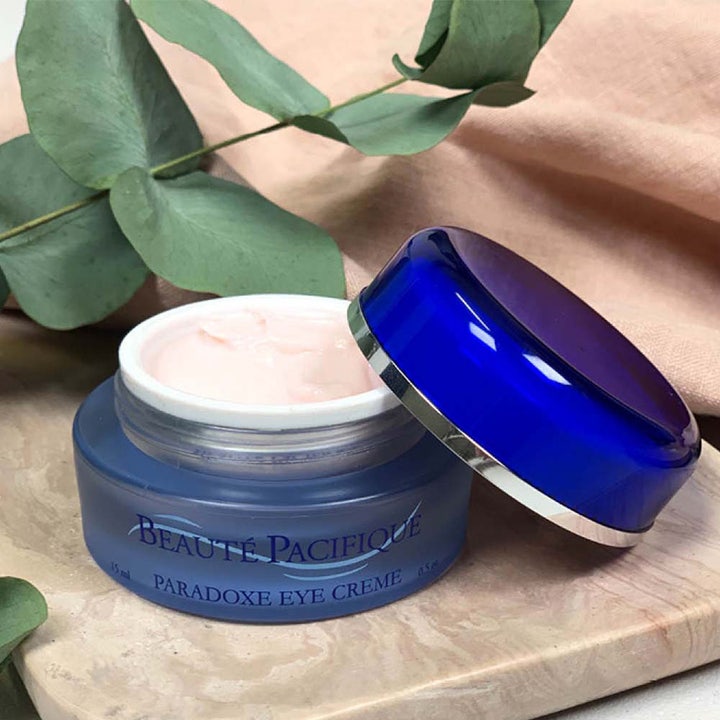 Beauté Pacifique Crème Paradoxe Eye Cream 15 ml øjencreme i blå krukke med synlig lyserød creme og blåt låg.