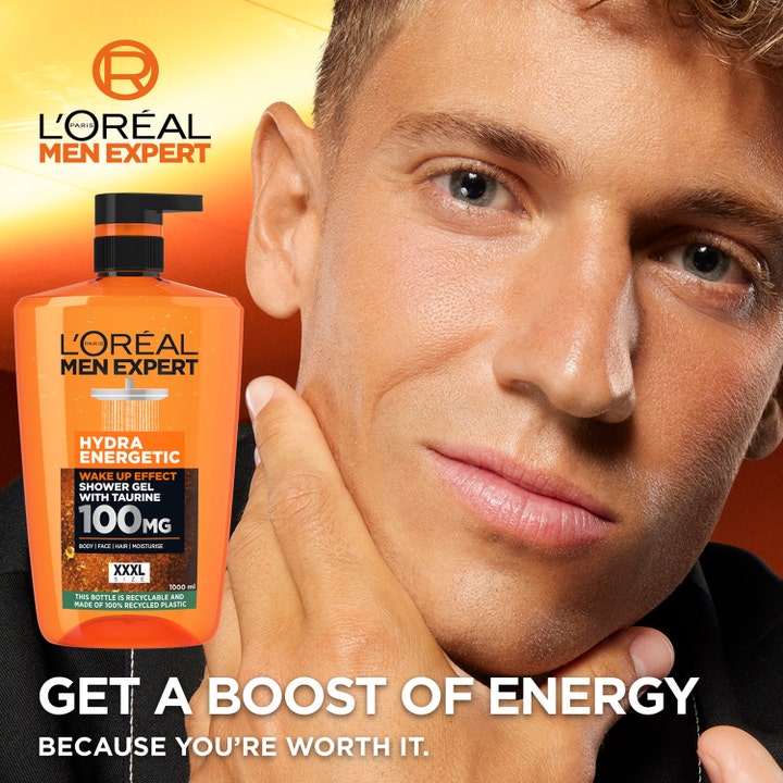 L'Oréal Paris Men Expert Hydra Energetic Shower Gel 1000 ml giver energi i orange pumpeflaske vist ved siden af en mand