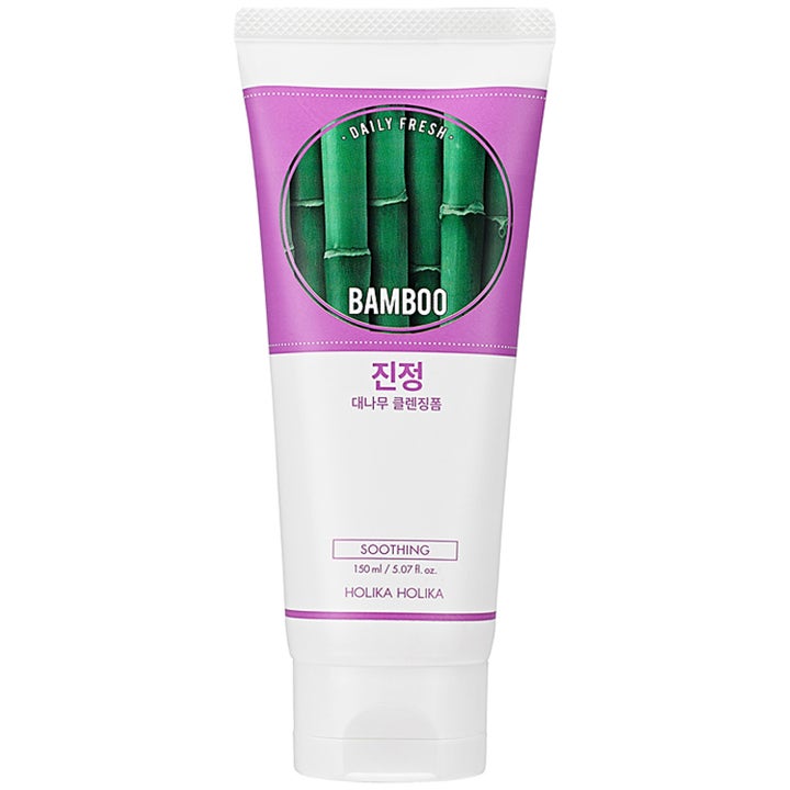 Holika Holika Daily Fresh Bamboo 150 ml beroligende ansigtsrens i hvid tube med lilla bånd og grønne bambusstængler