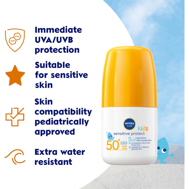NIVEA SUN Kids Sensitive Roll-On 50 ml solcreme giver SPF50+ beskyttelse i hvid flaske med gult låg på en strand.