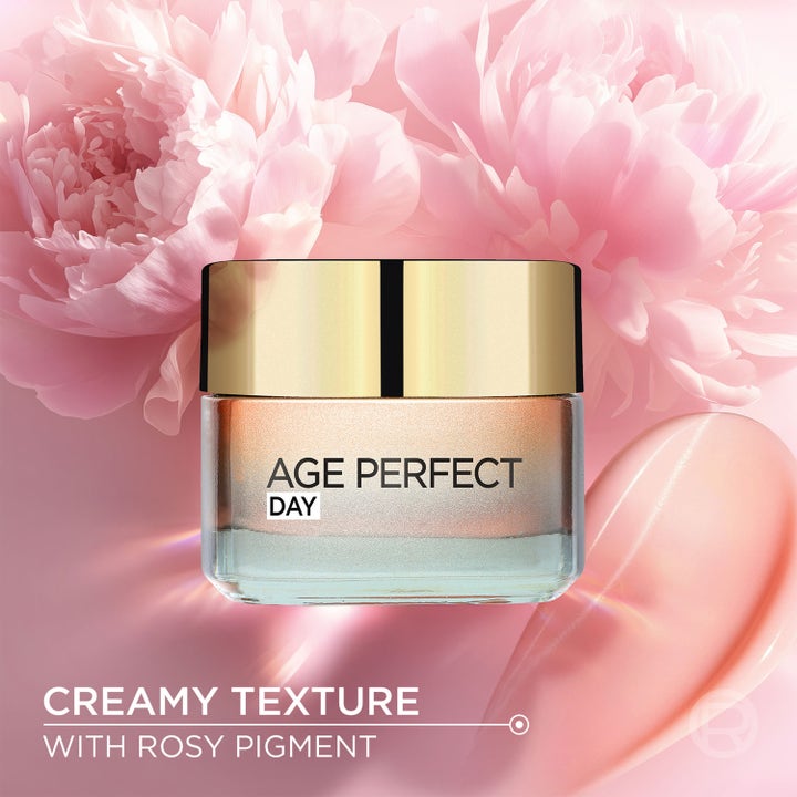 L'Oréal Paris Golden Age 50 ml styrkende dagcreme i glaskrukke med cremet lyserød tekstur og pæoner