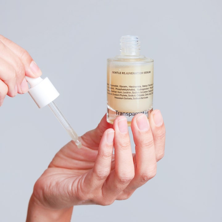 Transparent Lab Gentle Rejuvenation Serum 30 ml mod rynker påføres med pipette på hånden