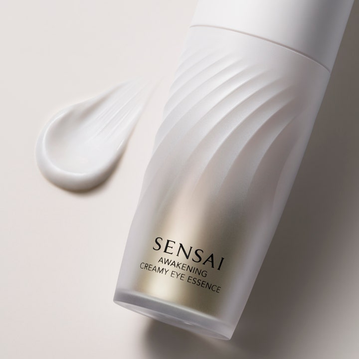 Sensai Awakening Creamy Eye Essence 20 g fugtgivende øjencreme i hvid rillet tube med cremet hvid tekstur.