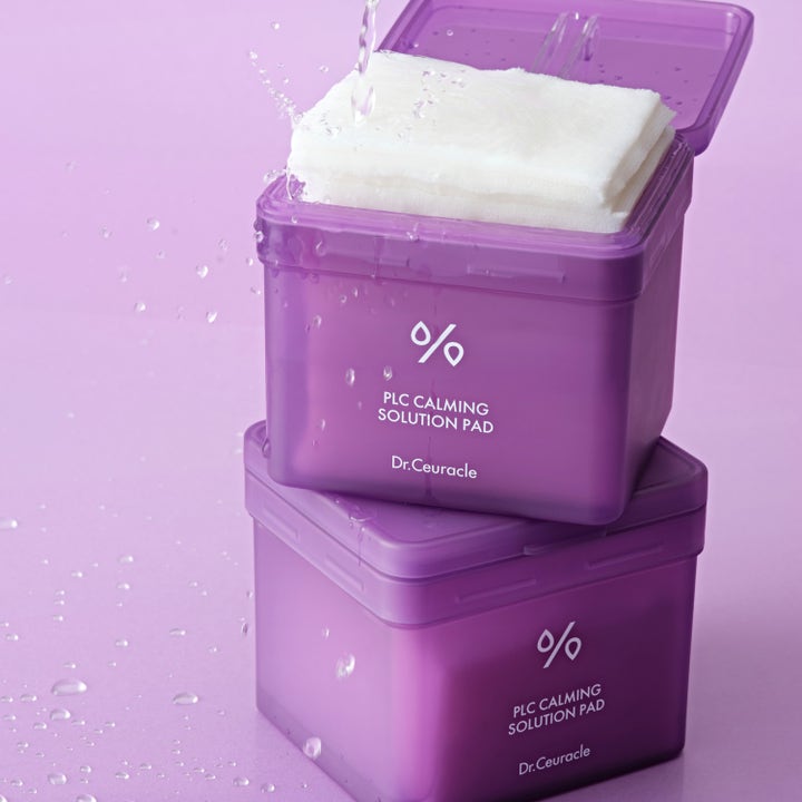 Dr. Ceuracle PLC Calming Solution Pad 130 stk beroligende toner pads i lilla beholdere med vandsprøjt