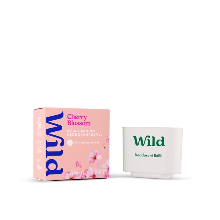 Wild Cherry Blossom 40g deodorant refill fjerner lugt med en hvid refill og lyserød æske med kirsebærblomster.
