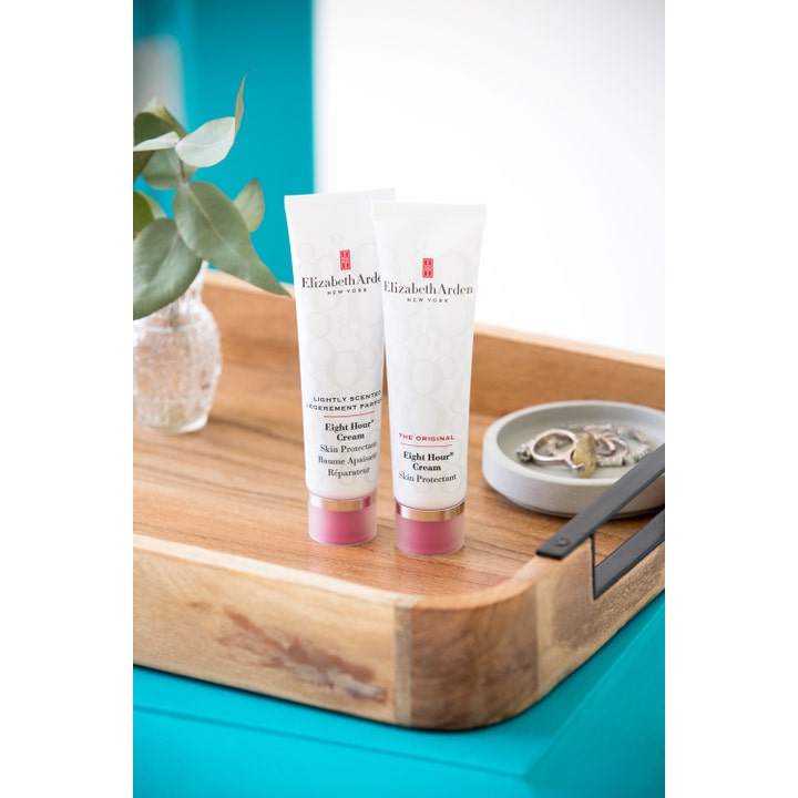 Elizabeth Arden Eight Hour Cream 50 ml beskyttende ansigtscreme i hvide tuber på en træbakke med smykker