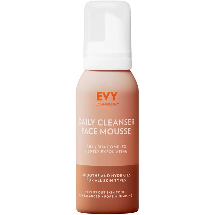 EVY Daily Cleanser Face Mousse 100 ml eksfolierende ansigtsrens i ferskenfarvet flaske med hvidt låg