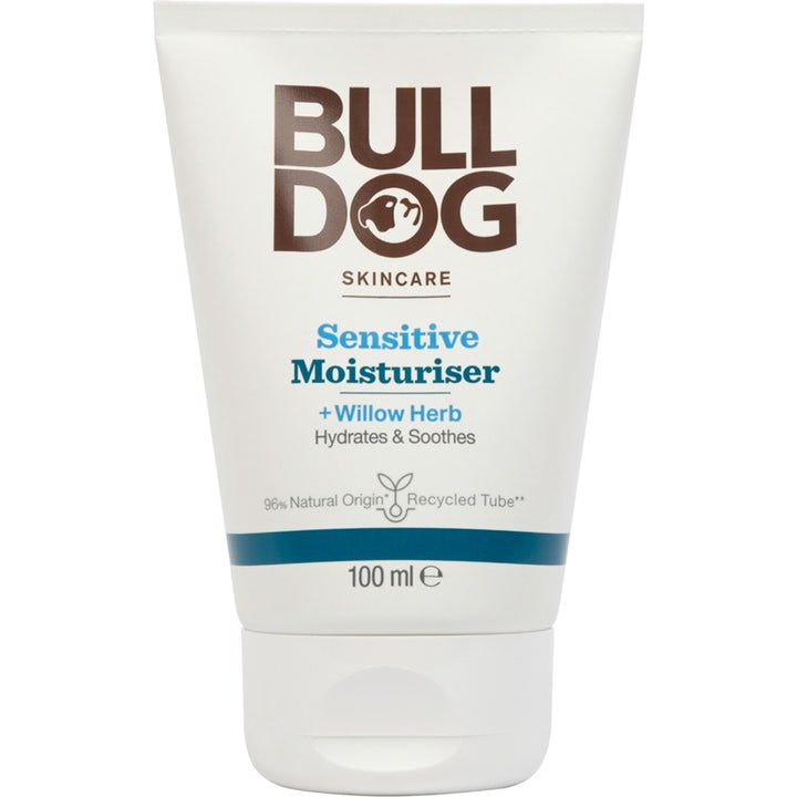 Bulldog Sensitive Moisturiser 100 ml fugtgivende ansigtscreme i hvid tube med blåt tryk og gederams.