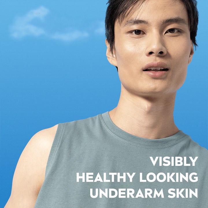 NIVEA Antiperspirant Deo Spray Derma Control Sensitive 150 ml giver sund hud under armene vist på mand i tanktop