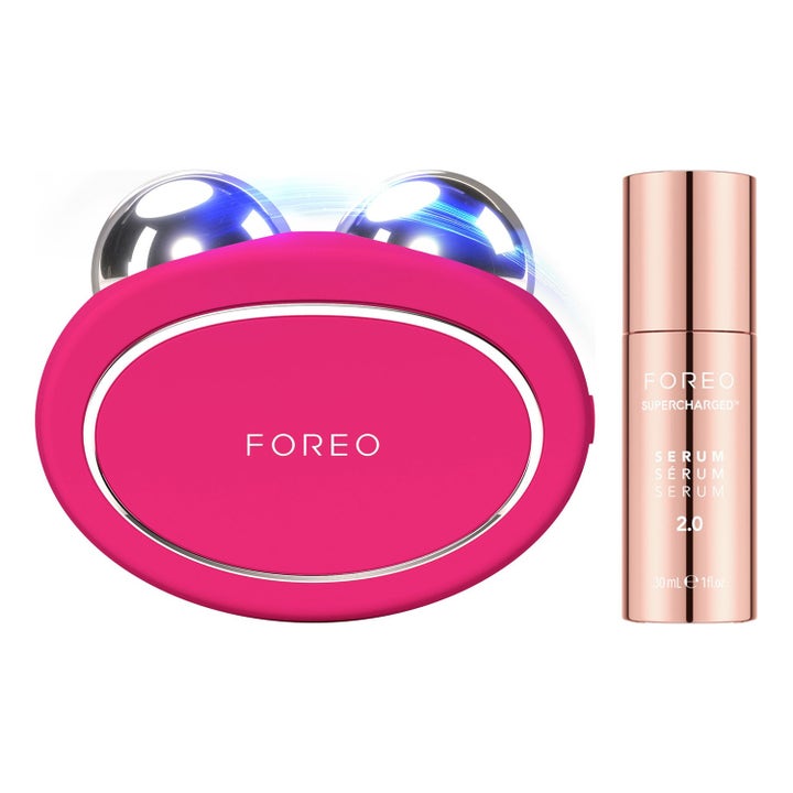 Foreo Bear 2 Body og Supercharged Serum 30 ml opstrammende sæt med pink mikrostrømsenhed og rosaguld serumflaske