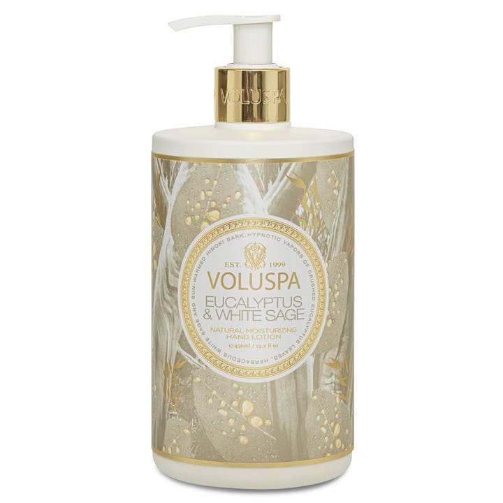 Voluspa Eucalyptus & White Sage 450 ml fugtgivende håndlotion i hvid flaske med guldpumpe og botanisk mønster