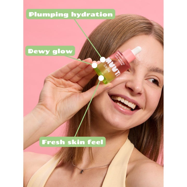 Smuuti Skin Watermelon Dew Serum giver dewy glow i en lille glasflaske holdt af en smilende kvinde.