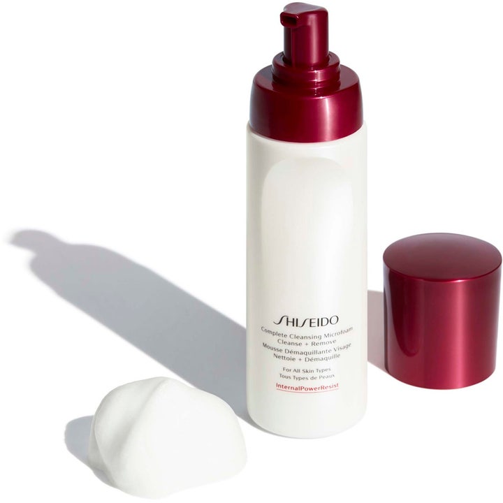 Shiseido Defend Preparation Cleansing Microfoam 180 ml rengøringsskum i hvid flaske med rød top og luftigt hvidt skum