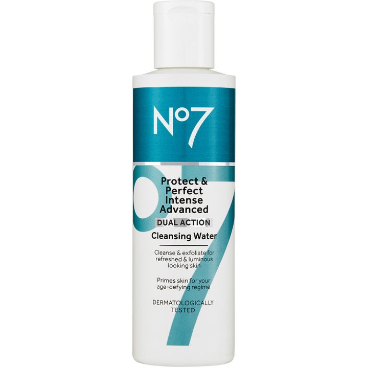 No7 Protect & Perfect Intense Advanced Cleansing Water 200 ml renseprodukt i hvid plastflaske med blå detaljer.