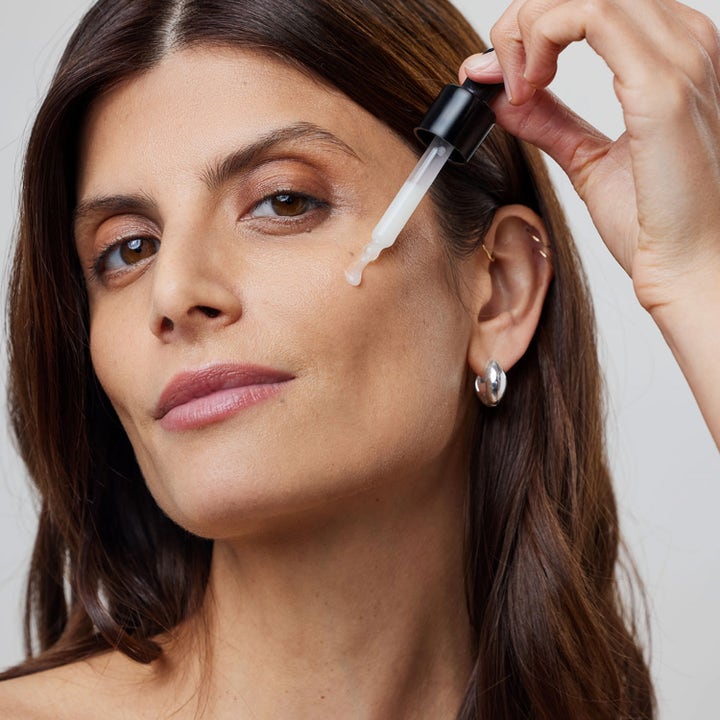 Codage Paris The Serum N°03 Radiance & Energy 30 ml giver glød når mælkehvidt serum påføres med pipette.