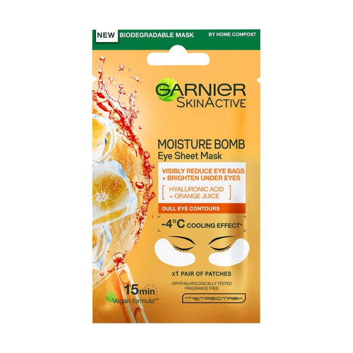 Garnier SkinActive Moisture Bomb Eye Sheet Mask 1 par fugtgivende øjenmaske i orange pose med friske appelsinskiver.