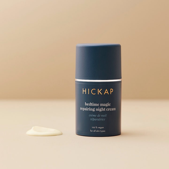 Hickap Bedtime Magic Repairing Night Cream 50 ml reparerende natcreme i mørkeblå pumpeflaske med cremet tekstur