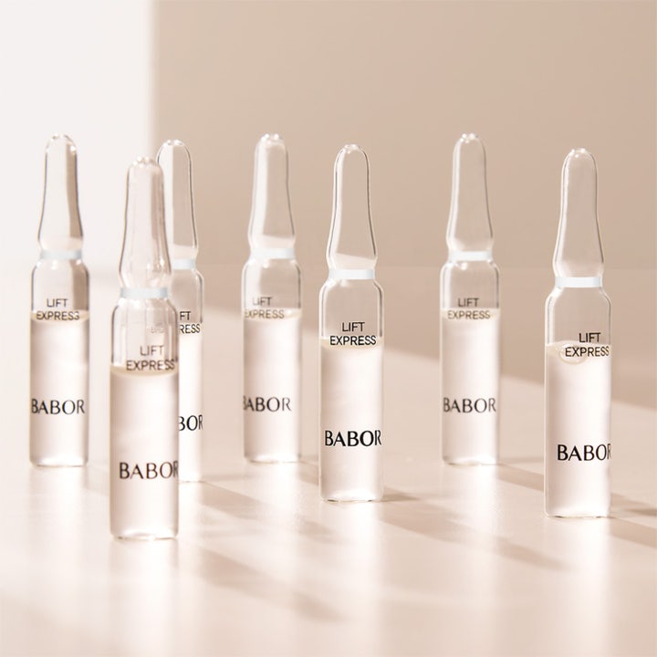 Babor Ampoule Lift Express 14 ml opstrammende serum i syv glasampuller stående på en lys overflade