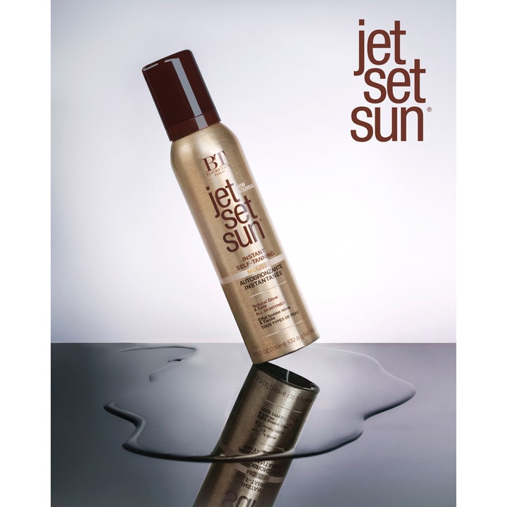 Jet Set Sun Mousse 150 ml selvbruner giver naturlig glød i en guldbeholder med brunt låg og spejling.