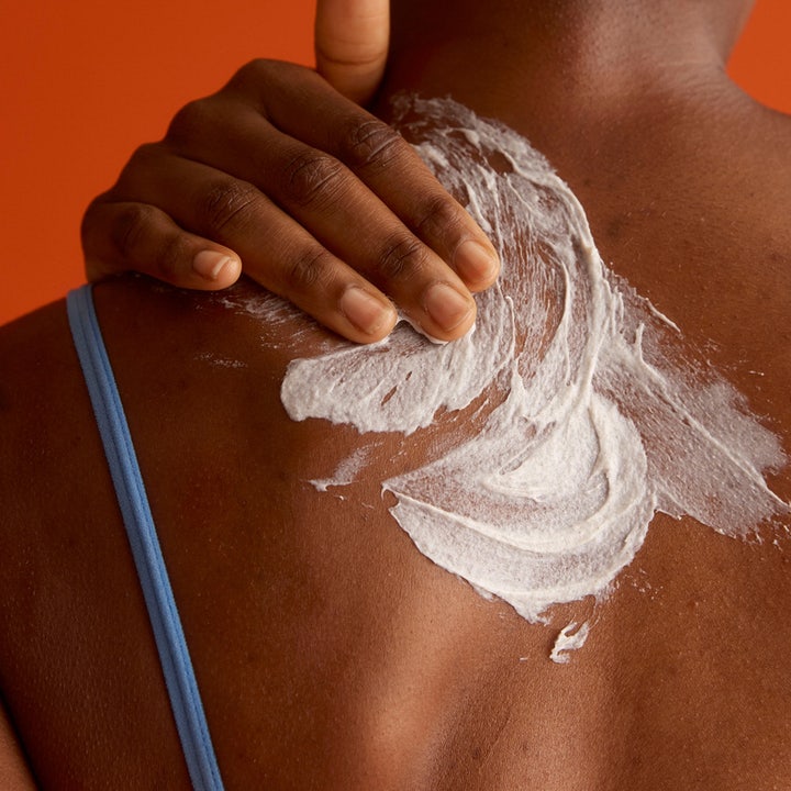 Frank Body Glycolic Body Scrub 250 g eksfolierende scrub med hvid cremet tekstur der påføres på huden
