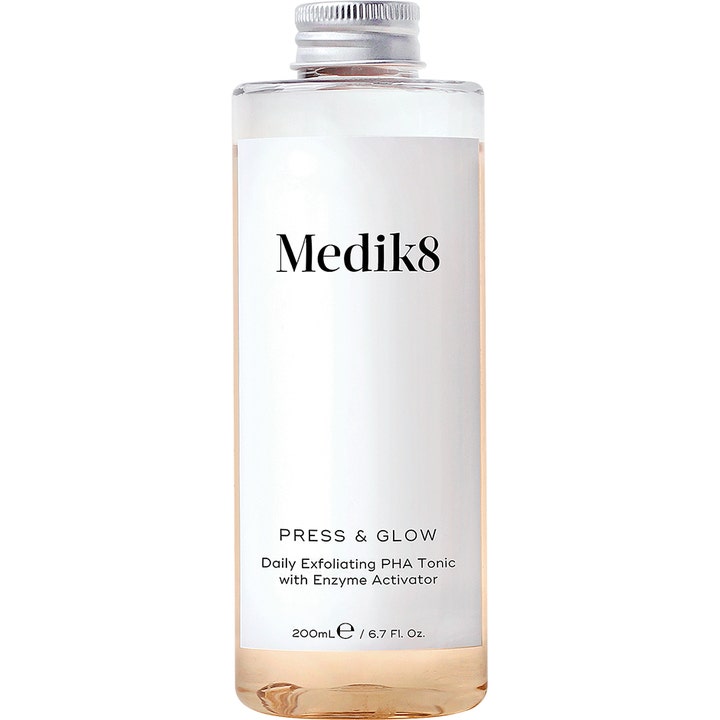 Medik8 Press & Glow 200 ml eksfolierende PHA-tonic for glød i gennemsigtig flaske med hvid label og sølvfarvet låg