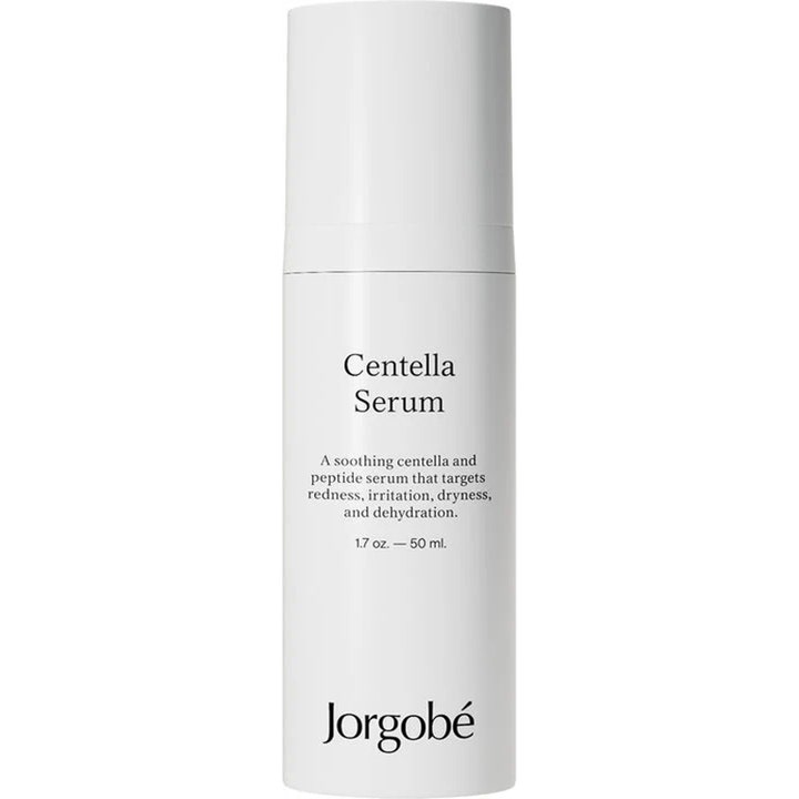 Jorgobé Centella Serum 50 ml beroligende ansigtsserum i en minimalistisk hvid flaske med pumpe