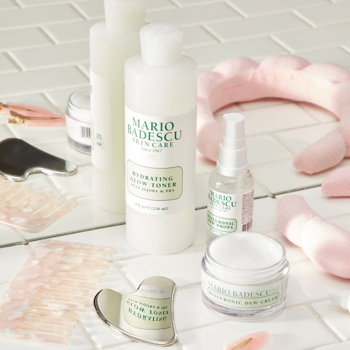 Mario Badescu Hydrating Glow Toner 236 ml fugtgivende toner i hvid flaske vist i et badeværelsesmiljø med gua sha.