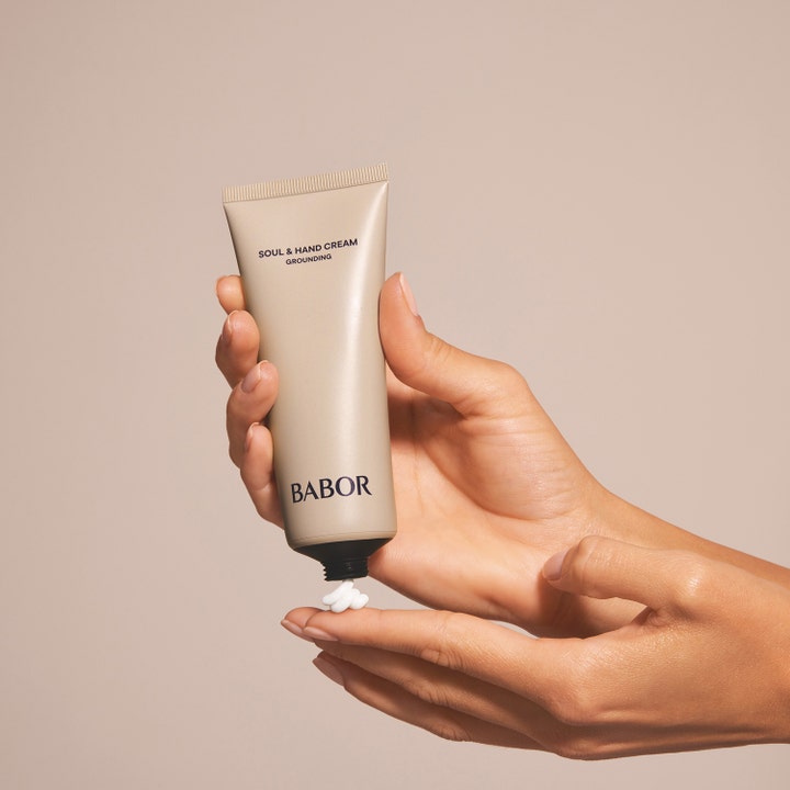 Babor Soul & Body Hand Cream 75 ml blødgørende håndcreme i beige tube der trykkes ud i hænderne.