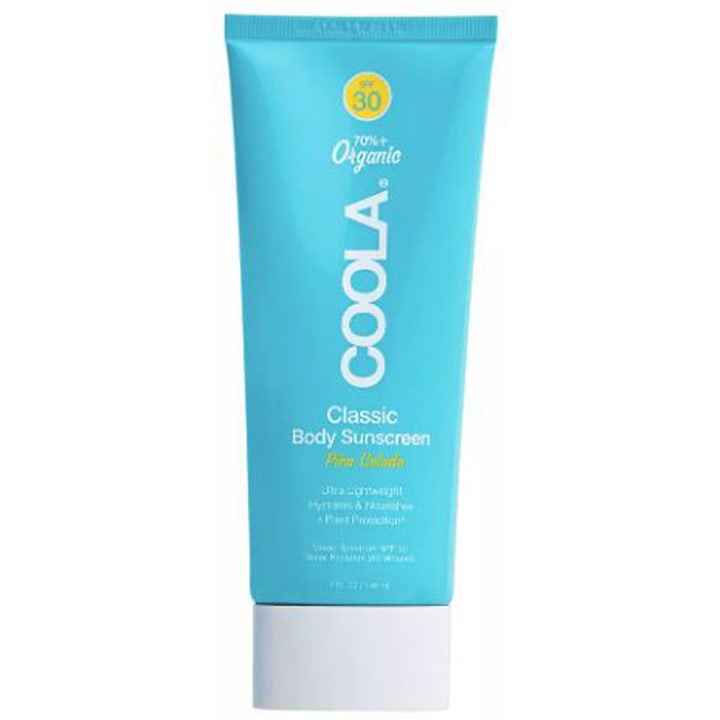 COOLA Classic Body Sunscreen Piña Colada 148 ml SPF 30 solcreme der fugter huden i en lyseblå tube med hvidt låg