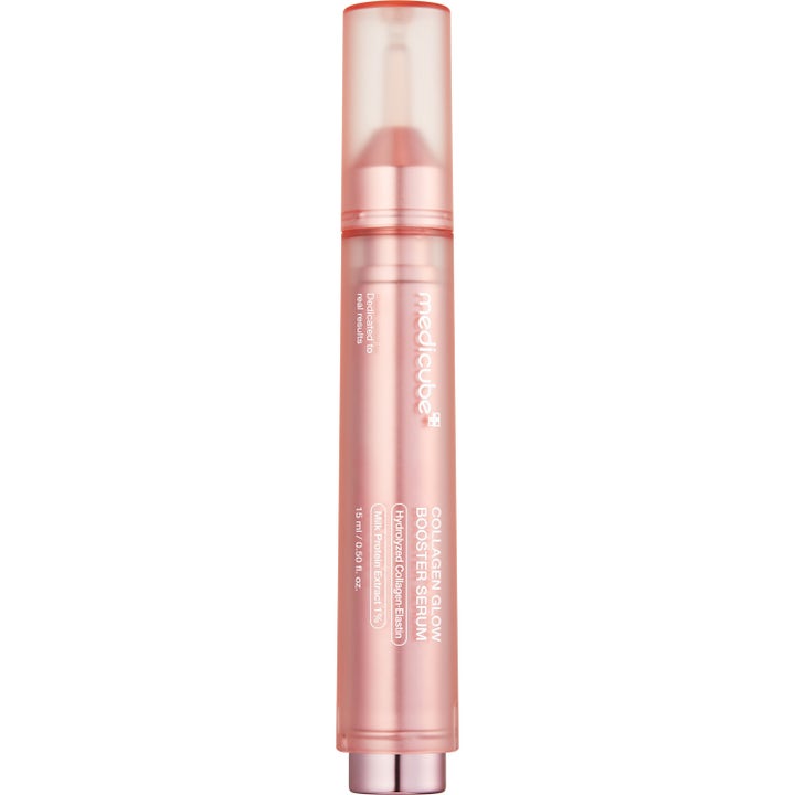 Medicube Collagen Glow Booster Serum 15 ml opstrammende ansigtsserum i en slank lyserød applikatorpen.