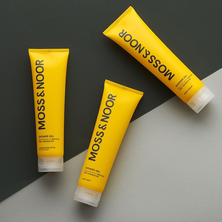 Moss & Noor After Workout Shower Gel 450 ml duschtvål med mentol i tre gule tuber på grå og sort baggrund