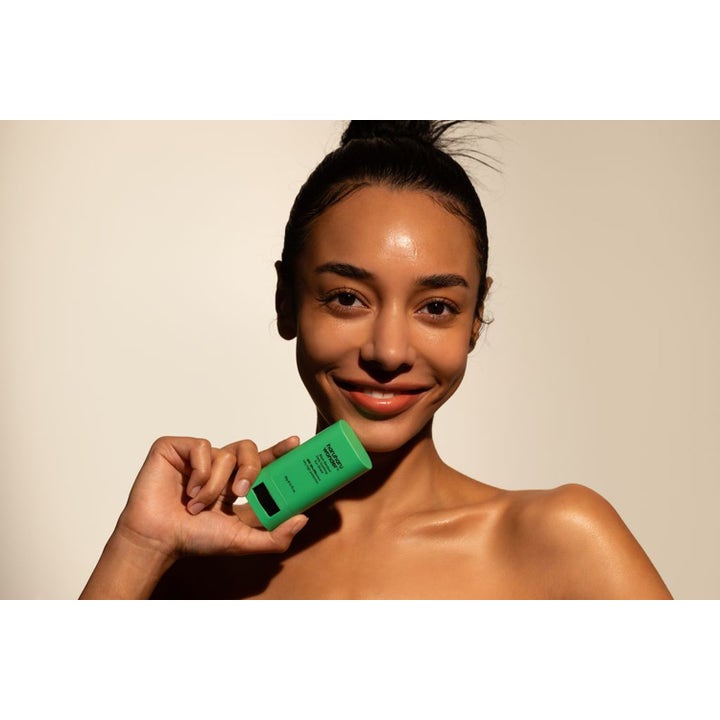 haruharu wonder Black Bamboo Daily Soothing Sun Shield 20 g beroligende solstift i grøn hylster giver huden glød