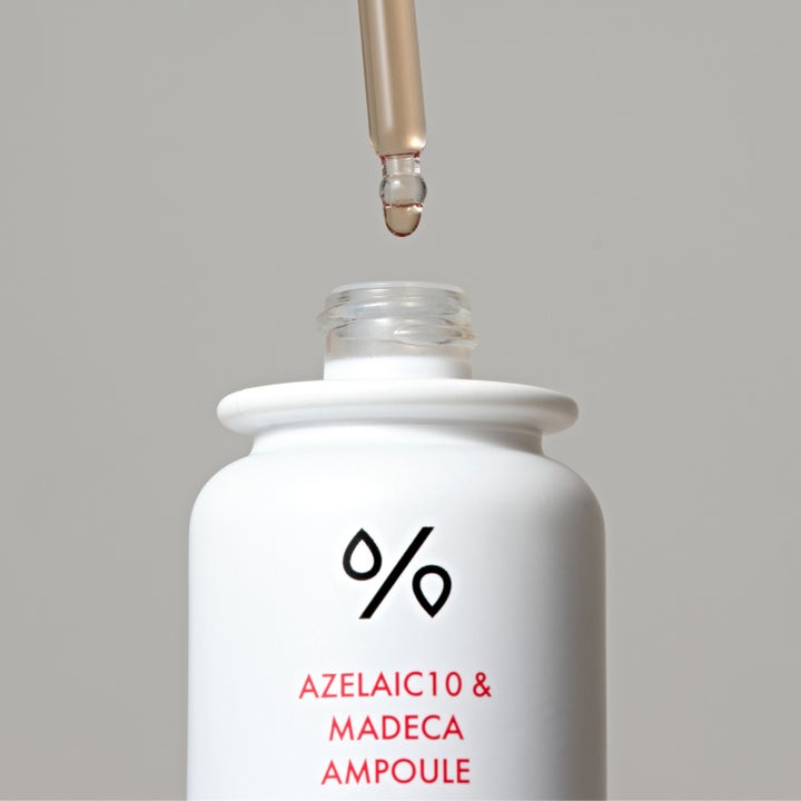 Dr. Ceuracle Azelaic 10 & Madeca Ampoule 30 ml beroligende serum i hvid flaske med pipette og en klar dråbe