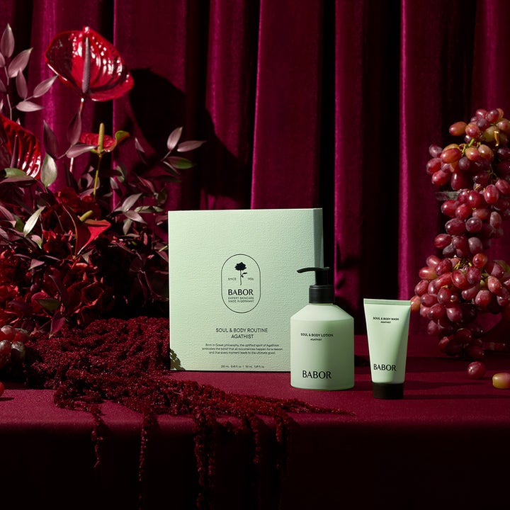 Babor Soul & Body Gift Set Agathist 300 ml nærende kropspleje i lysegrøn gaveæske foran røde druer og fløjlsgardin