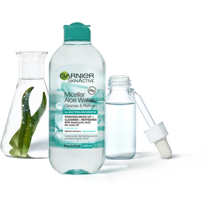 Garnier Micellar Aloe Cleansing Water 400 ml vegansk ansigtsrens med aloe vera blad i glaskolbe og pipette.
