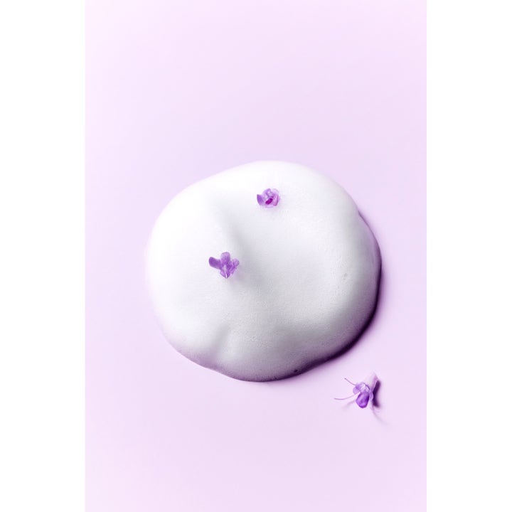 Some By Mi Retinol Bakuchiol Bubble Toner 100 ml opstrammende toner med hvidt luftigt skum og lilla blomsterblade