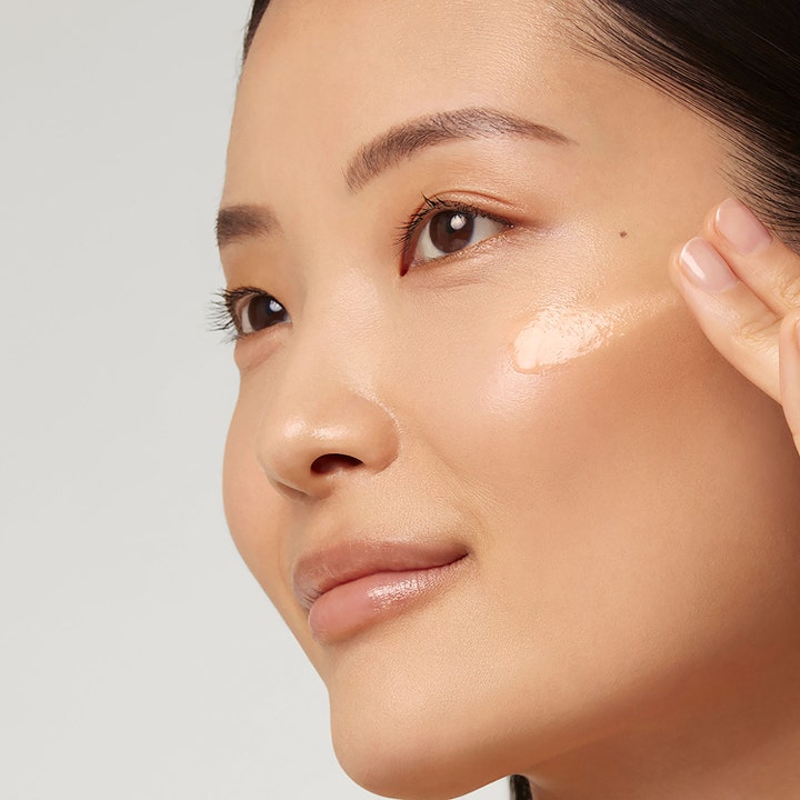 Estée Lauder Advanced Night Repair Serum 50 ml fugtgivende serum påføres kinden for en strålende hud