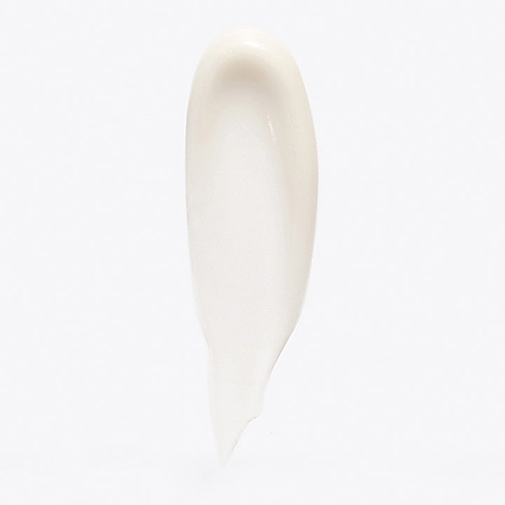 MÁDARA Deep Moisture Day cream 50 ml fugtgivende dagcreme her vist som en blød og hvid cremet tekstur